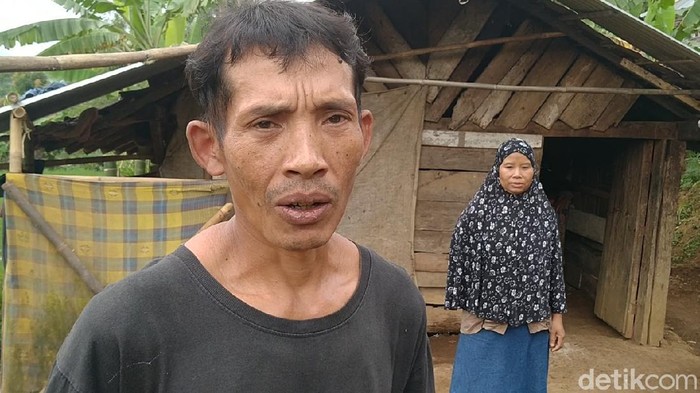 Keluarga Chorib 3 tahun ini tinggal di gubuk bekas kandang sapi