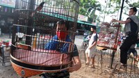 Namun ada juga yang tetap memakai masker dengan benar.