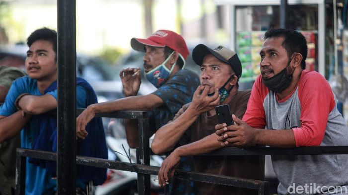 Kicau Mania, Pakai Maskernya Dong Masih banyak orang yang mengabaikan penggunaan masker saat pandemi COVID-19 ini. Seperti yang dilakukan para pecinta burung berkicau ini.