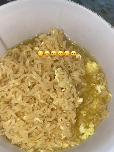 Kylie Jenner makan mie instan