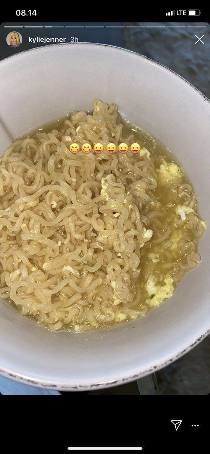 Kylie Jenner makan mie instan