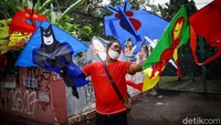 Diketahui, kegiatan bermain layang-layang jadi aktivitas yang kerap dilakukan oleh anak-anak hingga orang dewasa di masa pandemi COVID-19. Diketahui, kegiatan bermain layang-layang jadi aktivitas yang kerap dilakukan oleh anak-anak hingga orang dewasa di masa pandemi COVID-19.