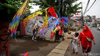 Beragam layang-layang berbentuk unik tersebut dijajakan oleh pedagang di pinggir jalan. Beragam layang-layang berbentuk unik tersebut dijajakan oleh pedagang di pinggir jalan.