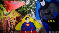 Sementara untuk layang-layang berbentuk superhero dijajakan mulai dari Rp 60 ribu hingga Rp 70 ribu. Sementara untuk layang-layang berbentuk superhero dijajakan mulai dari Rp 60 ribu hingga Rp 70 ribu.