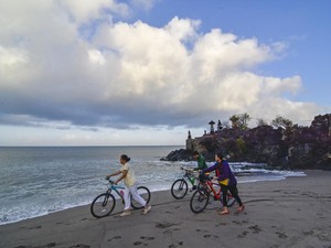 Jenis Pekerjaan yang Memanfaatkan Sumber Daya Alam Pantai