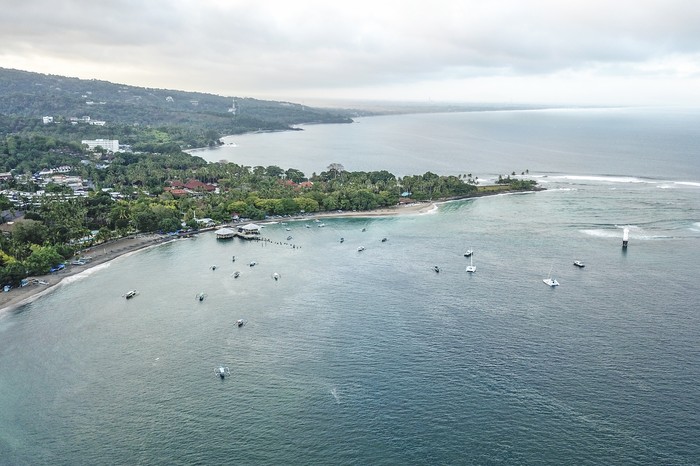Sejumlah pengunjung menikmati suasana pantai Batu Bolong di Senggigi, Kecamatan Batulayar, Lombok Barat, NTB, Rabu (15/7/2020). Pulau Lombok dan Bali masuk sepuluh pulau terbaik Asia dalam ajang Worlds Best Awards yang dilakukan oleh media global Travel + Leisure berdasarkan hasil survei pembaca terkait aktivitas, pemandangan, atraksi alam, pantai, makanan, keramahtamahan serta evaluasi keseluruhan saat berlibur ke pulau di Asia. ANTARA FOTO/Ahmad Subaidi/aww.