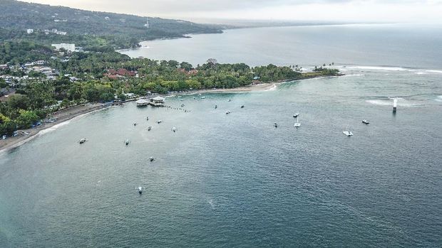 Sejumlah pengunjung menikmati suasana pantai Batu Bolong di Senggigi, Kecamatan Batulayar, Lombok Barat, NTB, Rabu (15/7/2020). Pulau Lombok dan Bali masuk sepuluh pulau terbaik Asia dalam ajang ''World's Best Awards'' yang dilakukan oleh media global Travel + Leisure berdasarkan hasil survei pembaca terkait aktivitas, pemandangan, atraksi alam, pantai, makanan, keramahtamahan serta evaluasi keseluruhan saat berlibur ke pulau di Asia. ANTARA FOTO/Ahmad Subaidi/aww.
