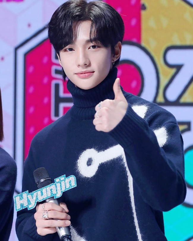Tahun lalu, Hyunjin Stray Kids debut pada peringkat 36. Di tahun keduanya, Hyunjin menjadi pria tertampan pada urutan ke-12. Dalam sebuah wawancara, Hyunjin mengungkap bahwa ia mirip ibunya namun memiliki hidung yang sama dengan ayahnya. Foto: instagram @straykidshyunjins