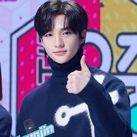 Tahun lalu, Hyunjin Stray Kids debut pada peringkat 36. Di tahun keduanya, Hyunjin menjadi pria tertampan pada urutan ke-12. Dalam sebuah wawancara, Hyunjin mengungkap bahwa ia mirip ibunya namun memiliki hidung yang sama dengan ayahnya. Foto: instagram @straykidshyunjins