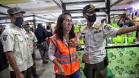 Pemerintah Pemprov DKI Jakarta memberlakukan sanksi kepada warga yang tidak mematuhi protokol kesehatan seperti tidak memakai masker di mal dalam penerapan fase adaptasi kebiasaan baru pada masa PSBB Transisi dengan memberikan hukuman sanksi sosial atau denda kepada pengunjung dan pedagang tenant mal.