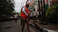 Sanksi sosial yang diberikan berupa squat jump hingga menyapu jalan.