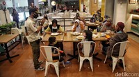 Sisanya tampak tidak mengindahkan jaga jarak atau physical distancing.