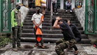 Sejumlah petugas Satpol PP Kecamtan Koja melakukan penindakan kepada warga yang melanggar protokol kesehatan di kawasan Koja Trade Mall, Koja, Jakarta Utara, Rabu (15/7/2020).