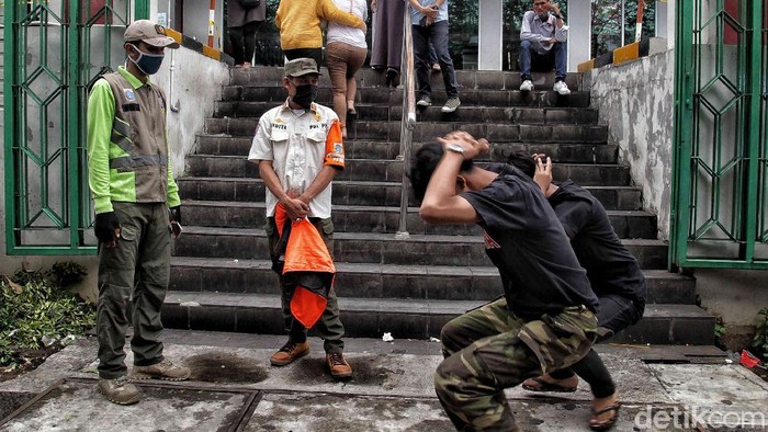 Masih Berani Langgar Protokol Kesehatan di Mal? Protokol kesehatan selama masa Pandemi Corona terus dilakukan di sejumlah tempat salah satunya di mal. Nah, masih berani melanggar? Ada sanksinya lho.