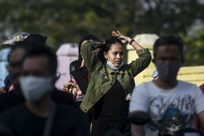 Warga melintas di dekat mural bergambar simbol orang berdoa menggunakan masker yang mewakili umat beragama di Indonesia di kawasan Juanda, Kota Depok, Jawa Barat, Kamis (18/6/2020). Mural yang dibuat oleh warga itu bertujuan untuk memberikan edukasi kepada masyarakat untuk menggunakan masker sebagai salah satu  pencegahan dan penyebaran COVID-19. ANTARA FOTO/Yulius Satria Wijaya/aww.