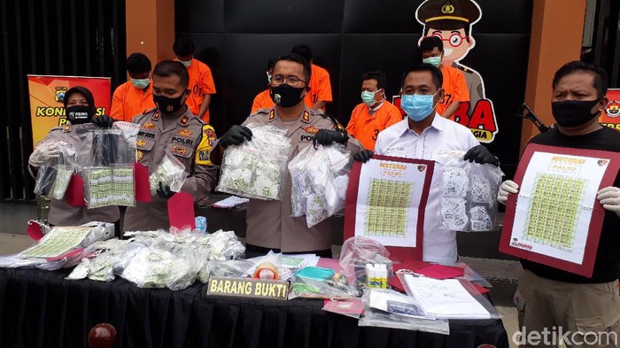 Puluhan ribu materai palsu dan daur ulang ( recovery) disita petugas Satreskrim Polres Bojonegoro. Barang bukti itu disita dari enam pelaku.