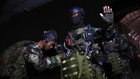 Kegiatan junpur malam dari ketinggian 5.000 kaki sebagai kesiapan prajurit Yontaifib 1 Korps Marinir dalam rangka infiltrasi udara di Dabo Singkep, Kepualauan Riau.