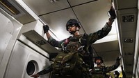Sejumlah Prajurit Batalyon Intai Amfibi 1 Korps Marinir TNI AL bersiap melakukan terjun tempur (junpur) malam dari pesawat udara Cassa NC-212 U6205 Skuadron Udara 600 Wing Udara 2 Puspenerbal di atas Pangkalan Udara TNI Angkatan Laut (Lanudal) Jakarta, Pondok Cabe, Tangerang Selatan, Banten.