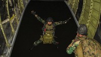 Prajurit Batalyon Intai Amfibi 1 Korps Marinir TNI AL melakukan terjun tempur (junpur) malam dari pesawat udara Cassa NC-212 U6205 Skuadron Udara 600 Wing Udara 2 Puspenerbal di atas Pangkalan Udara TNI Angkatan Laut (Lanudal) Jakarta, Pondok Cabe, Tangerang Selatan, Banten, Selasa (14/7/2020).