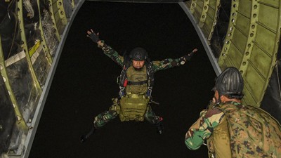 Melihat Aksi Prajurit Marinir Melakukan Terjun Tempur Malam Hari