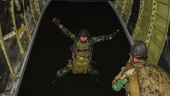 Sejumlah Prajurit Batalyon Intai Amfibi 1 Korps Marinir TNI AL bersiap melakukan terjun tempur (junpur) malam dari pesawat udara Cassa NC-212 U6205 Skuadron Udara 600 Wing Udara 2 Puspenerbal di atas Pangkalan Udara TNI Angkatan Laut (Lanudal) Jakarta, Pondok Cabe, Tangerang Selatan, Banten, Selasa (14/7/2020). Kegiatan junpur malam dari ketinggian 5.000 kaki sebagai kesiapan prajurit Yontaifib 1 Korps Marinir dalam rangka infiltrasi udara di Dabo Singkep, Kepualauan Riau. ANTARA FOTO/M Risyal Hidayat/hp.