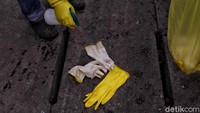 Dalam proses pengangkutannya, limbah medis berupa masker dan sarung tangan itu akan disemprotkan cairan disinfektan guna mencegah potensi penyebaran virus Corona.