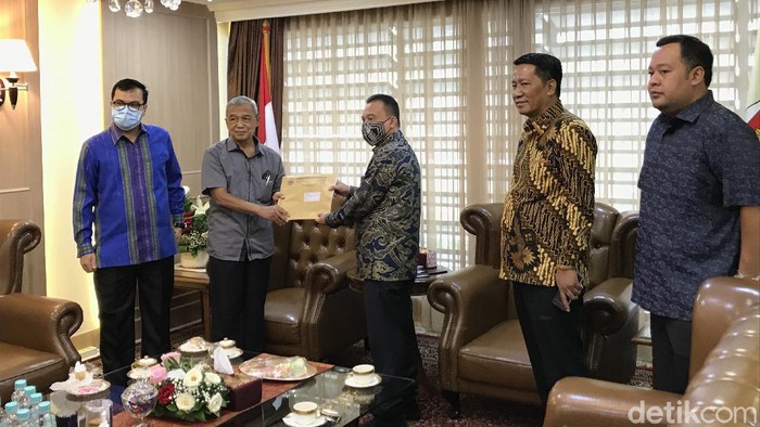 Muhammadiyah menyerahkan kajian akademik tentang RUU Cipta Kerja (Ciptaker) kepada DPR RI (Rolando/detikcom)