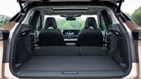 Ariya hadir dengan Apple CarPlay dan konektivitas nirkabel Android Auto. Itu akan menjadi model pertama Nissan yang menyertakan pembaruan firmware over-the-air untuk meningkatkan sistem infotainment mobil, arsitektur listrik dan elektronik, sasis, sistem iklim, dan pengaturan EV. Foto: insideevs