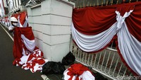 Dalam rangka menyambut HUT RI tahun 2020, dekorasi seperti pemasangan bendera merah putih mulai menghiasi area perkantoran di Jakarta.