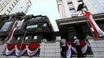 Ornamen Merah Putih Mulai Hiasi Perkantoran di Jakarta