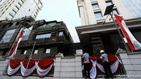 Umbul-umbul dan bendera Merah Putih juga sudah mulai terpasang.