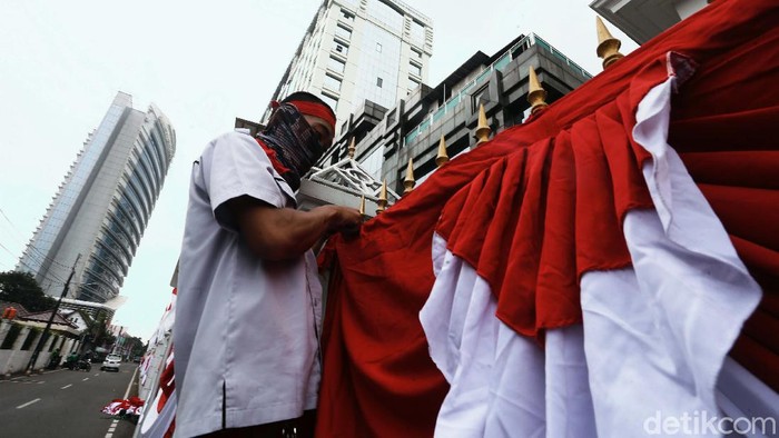 Ornamen Merah Putih Mulai Hiasi Perkantoran di Jakarta Hari kemerdekaan RI sebentar lagi. Sejumlah perkantoran di DKI Jakarta sudah menyambutnya dengan memasang hiasan merah putih.