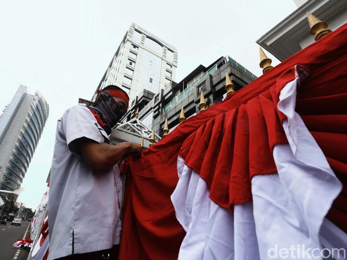 Hari kemerdekaan RI sebentar lagi. Sejumlah perkantoran di DKI Jakarta sudah menyambutnya dengan memasang hiasan merah putih.