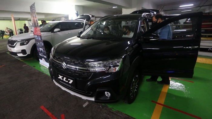 Pameran Otomotif Online Presiden Direktur Mandiri Utama Finance (MUF) Stanley Setia Atmadja, Wadirut Bank Mandiri Hery Gunardi, dan EVP Consumen Loans Bank Mandiri Ignatius Susatyo Wijoyo saat menyaksikan seremoni event MUF Online Autoshow di Menara Mandiri, Jakarta, Rabu (15/7/2020).