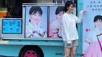 Begini posenya di salah satu food truck yang dikirimkan untuknya. Ada aneka kopi dan minuman yang ditawarkan food truck merek Ghrelin Food & Coffee ini. Foto: Instagram @lavieenbluu