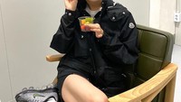 Tak hanya kopi, Park Gyu Young juga senang menikmati buah. Ada kiwi, mangga, anggur, dan stroberi dalam cup kecil. Foto: Instagram @lavieenbluu