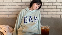 Karena suka dengan kopi, lagi-lagi Park Gyu Young membagikan momennya menikmati es Americano di salah satu kafe. Foto: Instagram @lavieenbluu