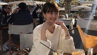 Saat jalan-jalan ke luar negeri, Park Gyu Young juga mengabadikan momennya. Ini momennya saat menikmati kentang goreng, dan lemonade yang segar. Foto: Instagram @lavieenbluu