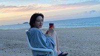 Nam Ju Ri merupakan seorang perawat di sebuah rumah sakit jiwa di kota kecil. Saat break syuting, Park Gyu Young terlihat santai sambil menikmati senja dan secangkir kopi hangat. Foto: Instagram @lavieenbluu