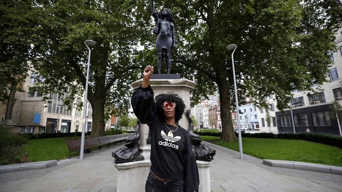 Patung Pedagang Budak di Inggris Diganti Sosok Demonstran Kulit Hitam Patung Edward Colston, seorang pedagang budak, diganti dengan patung demonstran Black Lives Matter. Patung demonstran itu jadi simbol antirasisme dan perbudakan