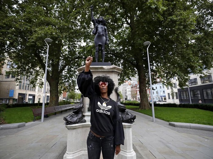 Patung Edward Colston, seorang pedagang budak, diganti dengan patung demonstran Black Lives Matter. Patung demonstran itu jadi simbol antirasisme dan perbudakan