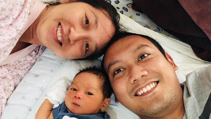 Pekerja asing UEA asal Filipina Eudinson Uy, bersama istri Allaina Pelayo dan putranya Benjamin Timoteo di  Yerevan, Armenia.
