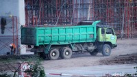 Sejumlah truk tampak hilir mudik mengangkut material pembangunan stasiun Kereta Cepat Jakarta Bandung.