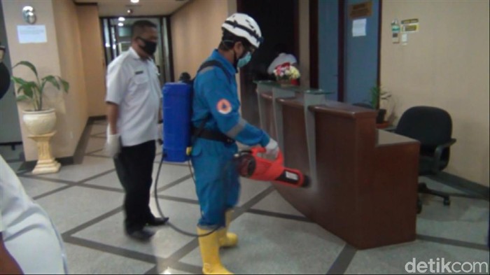 Penyemprotan disinfektan dilakukan di kantor gubernur Kaltim setelah Wagub Kaltim dinyatakan positif Corona (Suriyatman/detikcom)