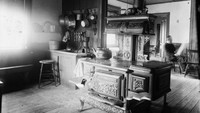 Enam tahun kemudian tepatnya di 1896, banyak orang kaya yang mulai menata ulang dapur mereka. Dulu kompor bentuknya seperti meja hias dan biasanya diletakkan di meja rumah sebagai pajangan. Foto: Archive Project/Veterans United
