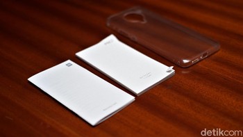 Dalam kotak penjualan Poco F2 Pro terdapat buku petunjuk, silikon case dan kartu garansi. Foto: Adi Fida Rahman/detikINET