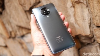 Hadir dalam tiga varian warna, yakni Electric Purple, Neon Blue dan Cyber Grey yang diunboxing kali ini. Foto: Adi Fida Rahman/detikINET