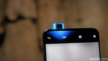 Ketika kamera pop-up terangkat terdapat efek cahaya biru. Foto: Adi Fida Rahman/detikINET