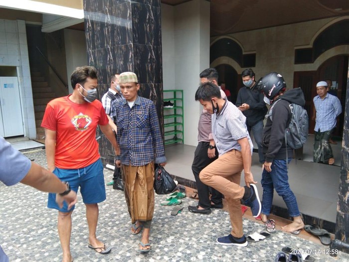 Polisi menangkap seorang pria yang mengancam akan meledakkan bom di restoran cepat saji McDonalds di Makassar (dok. Istimewa)