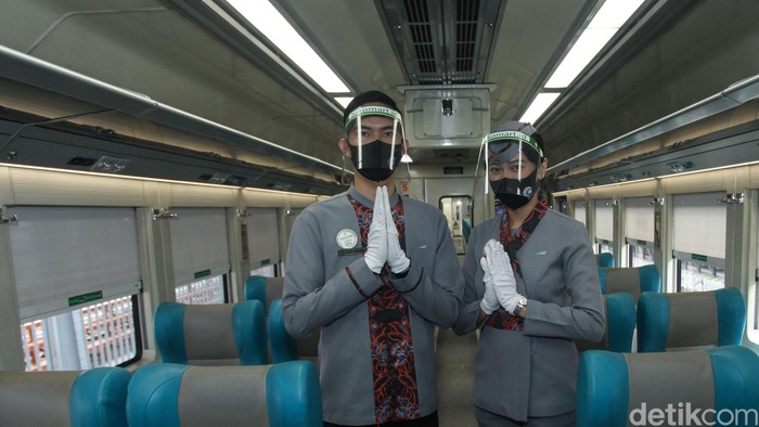 Pramugara dan pramugari Kereta Api